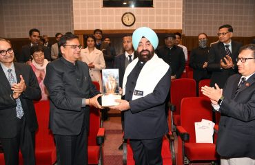आईएफएस एसोसिएशन उत्तराखण्ड के वार्षिक अधिवेशन के समापन सत्र में राज्यपाल सम्मानित करते हुए भारतीय वन सेवा के अधिकारीगण।
