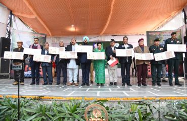 गढ़ी कैंट में उत्तराखण्ड राज्य नेपाली भाषा समिति, देहरादून द्वारा आयोजित कार्यक्रम में शहीद मेजर दुर्गामल्ल के नाम पर जारी डाक टिकट का विमोचन पर राज्यपाल।