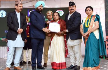 Governor felicitating Veer Naris in a program organized by Uttarakhand Rajya Nepali Bhasha Samiti, Dehradun at Garhi Cantt.