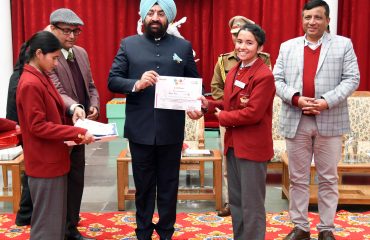 सहस्त्रधारा रोड़ स्थित हिम ज्योति स्कूल, देहरादून में पेंटिंग प्रतियोगिता के समापन कार्यक्रम में विजेता छात्राओं को समानित करते हुए राज्यपाल।