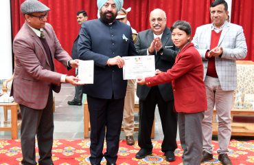 सहस्त्रधारा रोड़ स्थित हिम ज्योति स्कूल, देहरादून में पेंटिंग प्रतियोगिता के समापन कार्यक्रम में विजेता छात्राओं को समानित करते हुए राज्यपाल।
