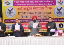 Governor administering voter's oath to the people present on the occasion of Voters' Day.;?>