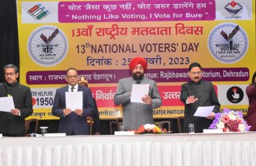 Governor administering voter's oath to the people present on the occasion of Voters' Day.