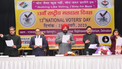 Governor administering voter's oath to the people present on the occasion of Voters' Day.