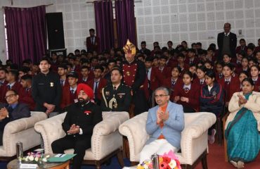 राजीव गांधी नवोदय विद्यालय, ननूरखेड़ा रायपुर में ‘परीक्षा पर चर्चा-2023’ कार्यक्रम में प्रतिभाग करते हुए राज्यपाल ।