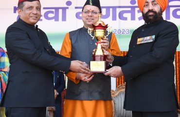 गणतंत्र दिवस के अवसर पर अधिकारियों/कर्मचारियों को उत्कृष्ट सेवा के लिए सम्मानित करते हुए राज्यपाल।