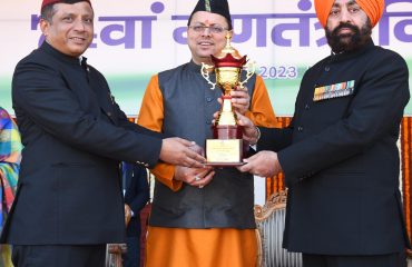 गणतंत्र दिवस के अवसर पर अधिकारियों/कर्मचारियों को उत्कृष्ट सेवा के लिए सम्मानित करते हुए राज्यपाल।