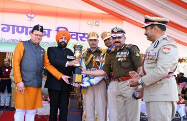 गणतंत्र दिवस के अवसर पर अधिकारियों/कर्मचारियों को उत्कृष्ट सेवा के लिए सम्मानित करते हुए राज्यपाल।