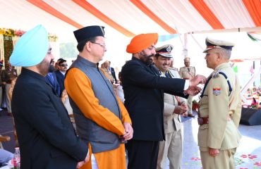 गणतंत्र दिवस के अवसर पर अधिकारियों/कर्मचारियों को उत्कृष्ट सेवा के लिए सम्मानित करते हुए राज्यपाल।