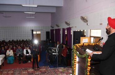 Governor addresses the attentive gathering present at 'Pariksha Pe Charcha-2023'.