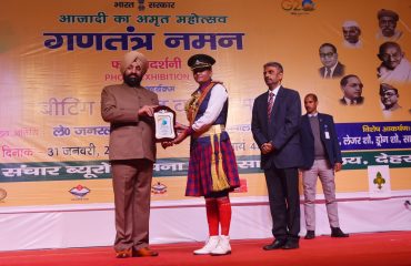 बैंड के जवानों को सम्मानित करते हुए राज्यपाल ।