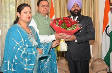 Chief Minister Shri Pushkar Singh Dhami meeting the Governor and giving birthday greetings and best wishes.