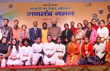 कार्यक्रम के अवसर पर कलाकारों के साथ राज्यपाल।