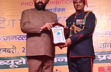 बैंड के जवानों को सम्मानित करते हुए राज्यपाल ।