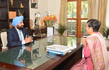 Jyotsna Sitling, Principal Chief Conservator of Forests, (Van Panchayat Uttarakhand) pays a courtesy call on Governor