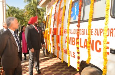 नियोनेटल इंटेंसिव केयर यूनिट (NICU) एम्बुलेंस के बारे में जानकारी प्राप्त करते हुए राज्यपाल ।