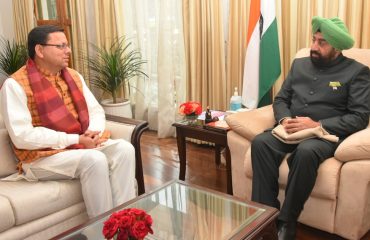 राज्यपाल लेफ्टिनेंट जनरल गुरमीत सिंह (से नि) से राजभवन में शिष्टाचार मुलाकात करते हुए मुख्यमंत्री श्री पुष्कर सिंह धामी।