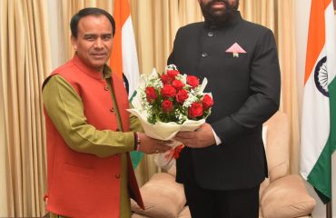 राज्यपाल से शिष्टाचार भेंट करते हुए कैबिनेट मंत्री डॉ. धन सिंह रावत।