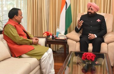 राज्यपाल से शिष्टाचार भेंट करते हुए कैबिनेट मंत्री डॉ. धन सिंह रावत।
