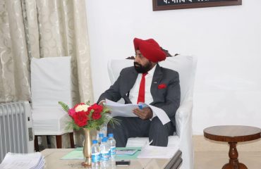 तराई भवन, पंतनगर में आला अधिकारियों के साथ बैठक करते हुए राज्यपाल।