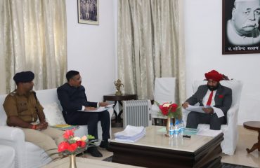 तराई भवन, पंतनगर में आला अधिकारियों के साथ बैठक करते हुए राज्यपाल।