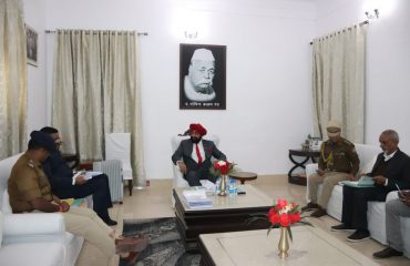 तराई भवन, पंतनगर में आला अधिकारियों के साथ बैठक करते हुए राज्यपाल।