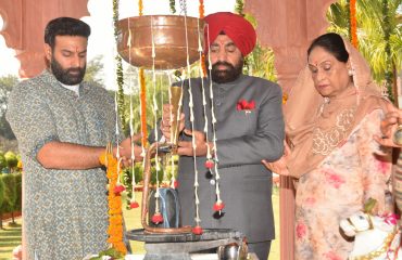 महाशिवरात्रि के अवसर पर राजभवन परिसर स्थित राजप्रज्ञेश्वर मंदिर में रूद्राभिषेक कर पूजा अर्चना करते हुए राज्यपाल।