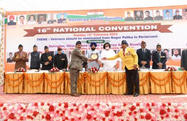 Governor honours the members of Rashtriya Sainik Sanstha.
