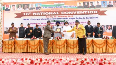 Governor honours the members of Rashtriya Sainik Sanstha.