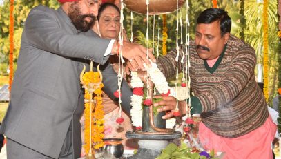 On the occasion of Mahashivaratri, Governor performs Rudrabhishek at Rajpragyeshwar temple at Raj Bhawan.
