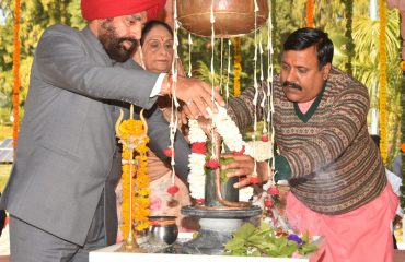 महाशिवरात्रि के अवसर पर राजभवन परिसर स्थित राजप्रज्ञेश्वर मंदिर में रूद्राभिषेक कर पूजा अर्चना करते हुए राज्यपाल।