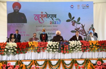 राजभवन में प्रारम्भ हो रहे तीन दिवसीय वसंतोत्सव के बारे में विस्तृत जानकारी देते हुए राज्यपाल।