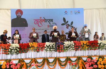 ‘बागवान दैनन्दिनी’ पुस्तक का विमोचन करते हुए राज्यपाल।