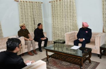सर्किट हाउस काठगोदाम में अधिकारियों के साथ समीक्षा बैठक करते हुए राज्यपाल।