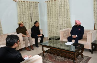 सर्किट हाउस काठगोदाम में अधिकारियों के साथ समीक्षा बैठक करते हुए राज्यपाल।