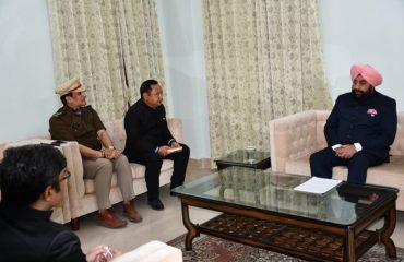 सर्किट हाउस काठगोदाम में अधिकारियों के साथ समीक्षा बैठक करते हुए राज्यपाल।