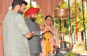 महाशिवरात्रि के अवसर पर राजभवन परिसर स्थित राजप्रज्ञेश्वर मंदिर में रूद्राभिषेक कर पूजा अर्चना करते हुए राज्यपाल।