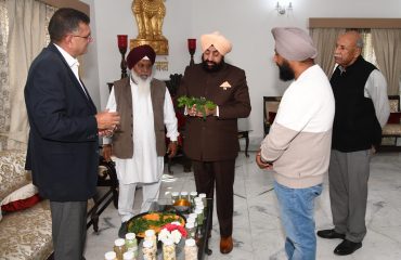 राजभवन में फ्लेक्स फूड्स के प्रबंध निदेशक विवेक बाली से उत्पादों की जानकारी लेते हुए राज्यपाल।