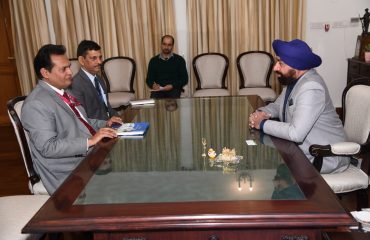राज्यपाल से मुलाकात करते हुए नाबार्ड, उत्तराखण्ड के मुख्य महाप्रबंधक विनोद कुमार बिष्ट और प्रबंधन निदेशक डॉ. सुमन कुमार।