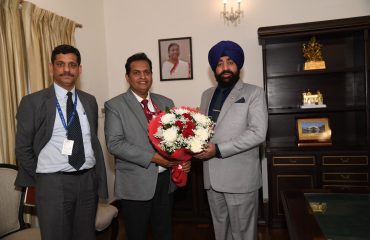 राज्यपाल से मुलाकात करते हुए नाबार्ड, उत्तराखण्ड के मुख्य महाप्रबंधक विनोद कुमार बिष्ट और प्रबंधन निदेशक डॉ. सुमन कुमार।