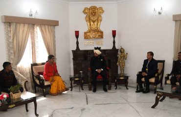 राज्यपाल से शिष्टाचार भेंट करती हुईं केंद्रीय संचार ब्यूरो, देहरादून की सहायक निदेशक डॉ. संतोष आशीष।