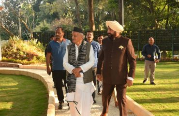 राजभवन परिसर स्थित नक्षत्र वाटिका का भ्रमण करते हुए राज्यपाल एवं श्री भगत सिंह कोश्यारी।