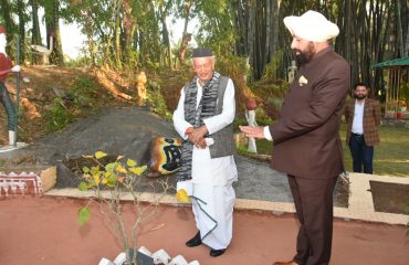 राजभवन परिसर स्थित नक्षत्र वाटिका का भ्रमण करते हुए राज्यपाल एवं श्री भगत सिंह कोश्यारी।