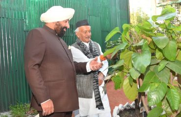 राजभवन परिसर स्थित नक्षत्र वाटिका का भ्रमण करते हुए राज्यपाल एवं श्री भगत सिंह कोश्यारी।