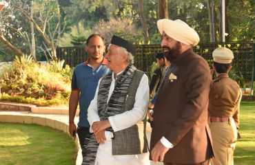 राजभवन परिसर स्थित नक्षत्र वाटिका का भ्रमण करते हुए राज्यपाल एवं श्री भगत सिंह कोश्यारी।