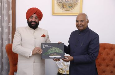 पूर्व राष्ट्रपति श्री रामनाथ कोविंद को बोनसाई गार्डन पर बनी कॉफी टेबल बुक भेंट करते हुए राज्यपाल।