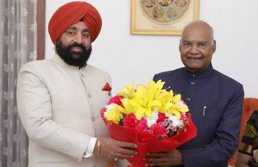 नई दिल्ली में पूर्व राष्ट्रपति श्री रामनाथ कोविंद से शिष्टाचर भेंट करते हुए राज्यपाल।