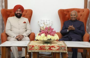 नई दिल्ली में पूर्व राष्ट्रपति श्री रामनाथ कोविंद से शिष्टाचर भेंट करते हुए राज्यपाल।