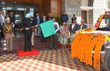 तीन दिवसीय वसंतोत्सव-2023 के विशेष प्रचार वाहन का फ्लैग ऑफ करते हुए राज्यपाल।