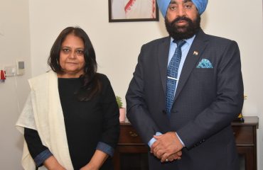 राज्यपाल से शिष्टाचार भेंट करती हुईं राष्ट्रीय उद्यमिता एवं लघु व्यवसाय विकास संस्थान की क्षेत्रीय प्रबंधक डॉ. पूनम सिन्हा।
